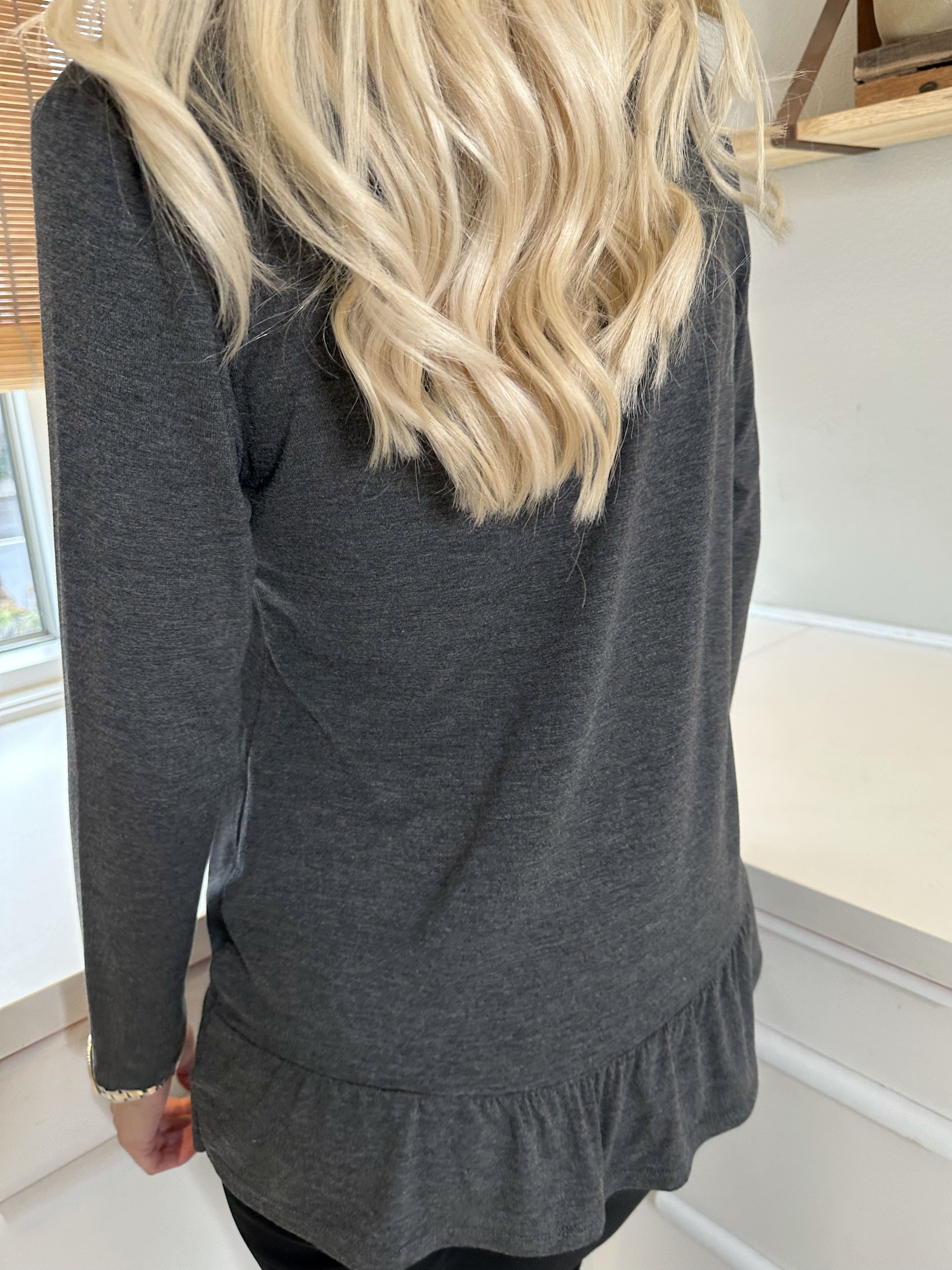 Sina - Blød basisbluse med flæsekant